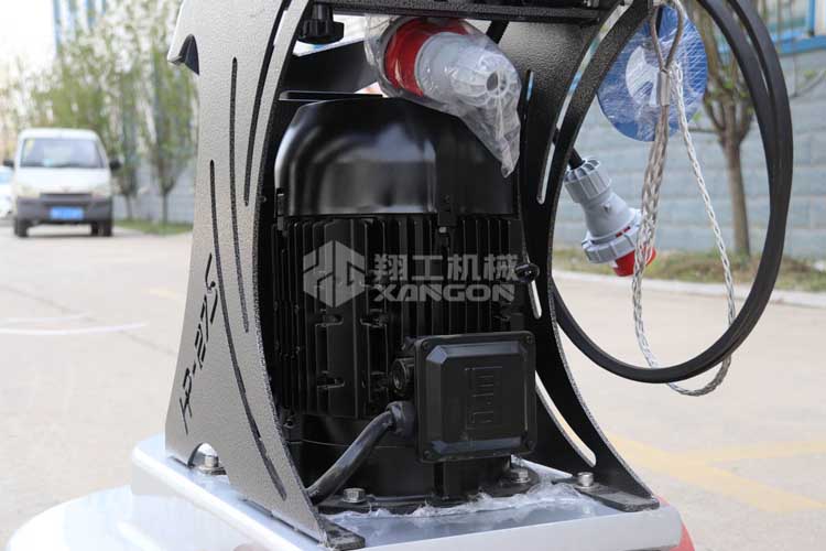 拋光機(jī)是為了讓地面表面有光澤，需要先研磨后才可以拋光。拋光分為粗拋和精拋，這時(shí)候可以使用拋光機(jī)，配合拋光墊，提高地面的光澤度。高速地坪拋光機(jī)讓你輕松完成地坪拋光工作，提高地坪亮度。