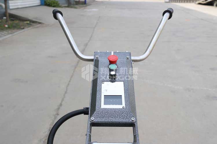 拋光機(jī)是為了讓地面表面有光澤，需要先研磨后才可以拋光。拋光分為粗拋和精拋，這時(shí)候可以使用拋光機(jī)，配合拋光墊，提高地面的光澤度。高速地坪拋光機(jī)讓你輕松完成地坪拋光工作，提高地坪亮度。