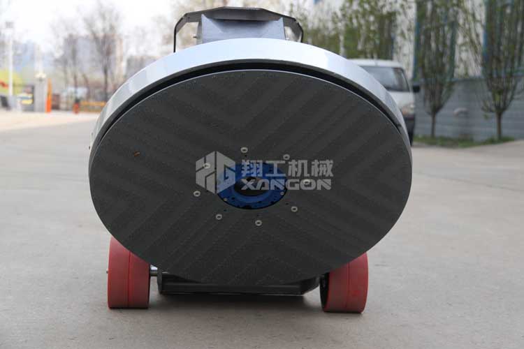 拋光機(jī)是為了讓地面表面有光澤，需要先研磨后才可以拋光。拋光分為粗拋和精拋，這時(shí)候可以使用拋光機(jī)，配合拋光墊，提高地面的光澤度。高速地坪拋光機(jī)讓你輕松完成地坪拋光工作，提高地坪亮度。