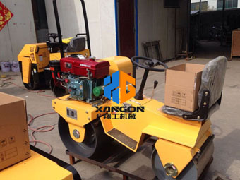 濰坊風(fēng)箏節(jié)草坪壓平，客戶選擇了翔工小型壓路機(jī)