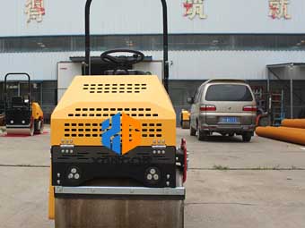 座駕壓路機(jī)“身材小，能量大”