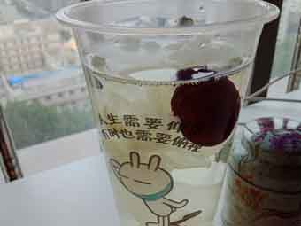 炎炎夏日到來，一杯銀耳紅棗美如詩！