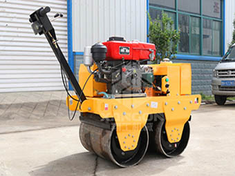 小型壓路機(jī)雨季夜間施工應(yīng)該注意哪些問題呢？