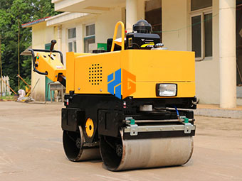 小型壓路機發(fā)動機保養(yǎng)不可不知！