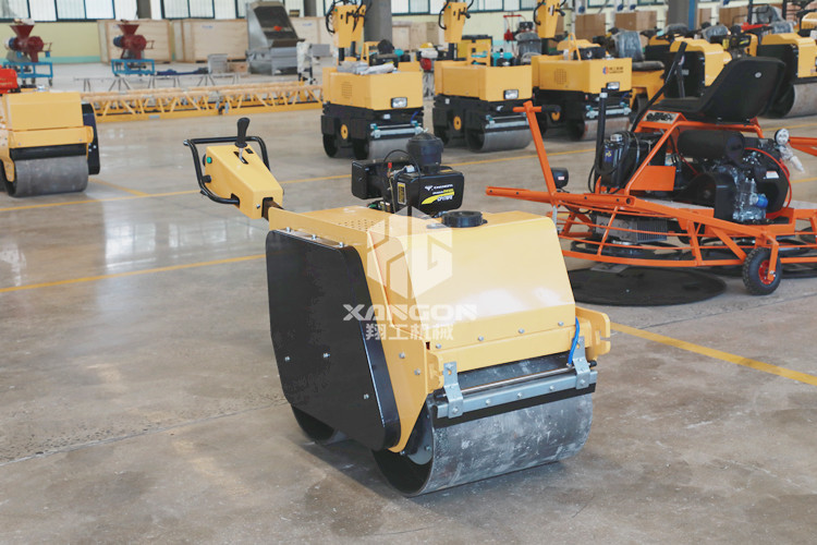 壓路機前面的大滾筒，里面到底裝著什么？