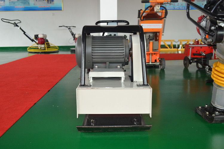 平板夯對(duì)于泥土壓實(shí)作用很大，沒人反駁吧？