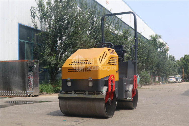 小型壓路機(jī)輪胎如何防老化？保養(yǎng)比什么都重要